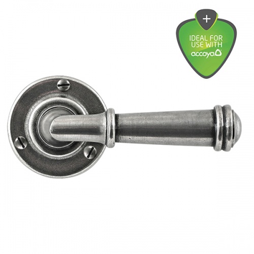 Finesse Durham Pewter Door Handle on Round Rose