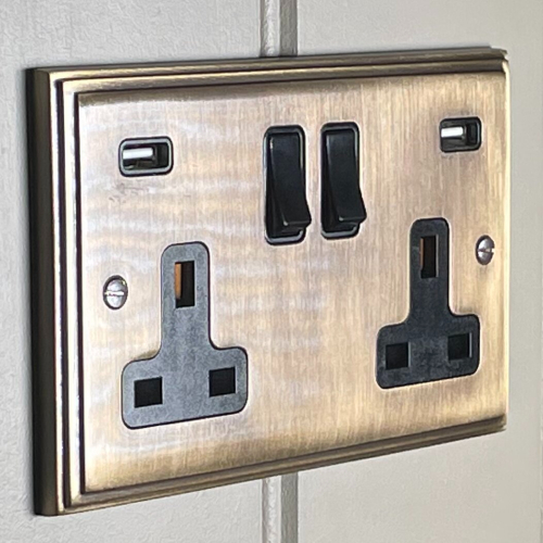 2 GANG SWITCHED SOCKET C/W USB PORTS