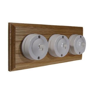 3 Gang 1 or 2way Horizontal Bakelite Switch White Dolly On A Light Oak Base